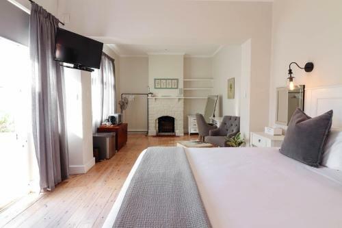 Hostal Whispering Oaks Guest House