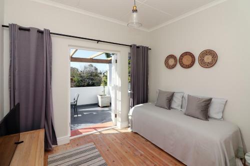 Hostal Whispering Oaks Guest House