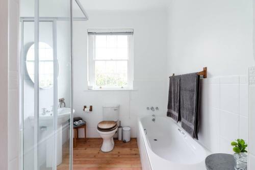 Hostal Whispering Oaks Guest House