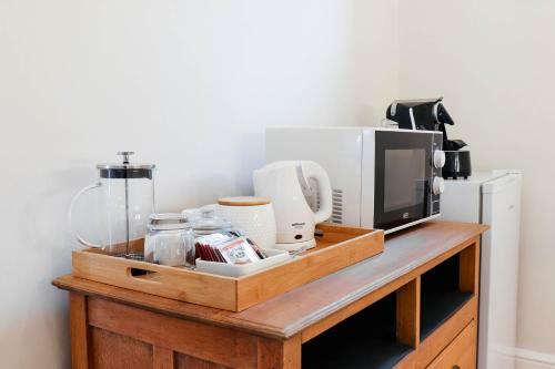 Hostal Whispering Oaks Guest House