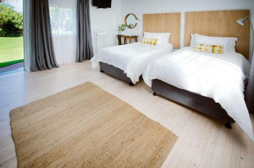 Hostal Whispering Oaks Guest House