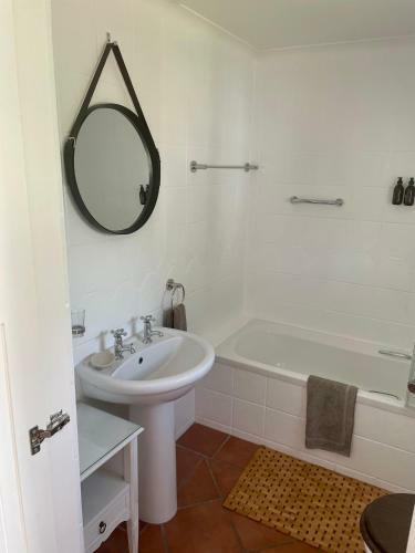 Hostal Whispering Oaks Guest House
