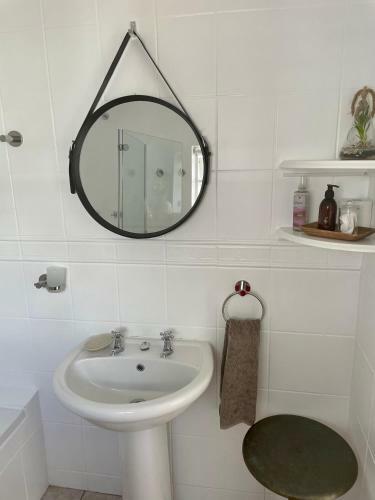 Hostal Whispering Oaks Guest House