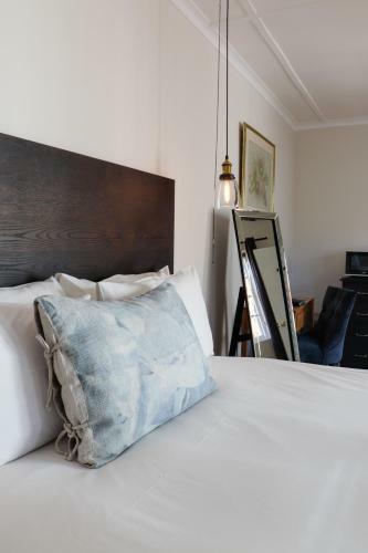 Hostal Whispering Oaks Guest House