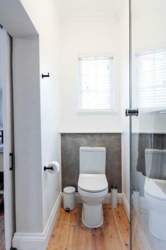 Hostal Whispering Oaks Guest House