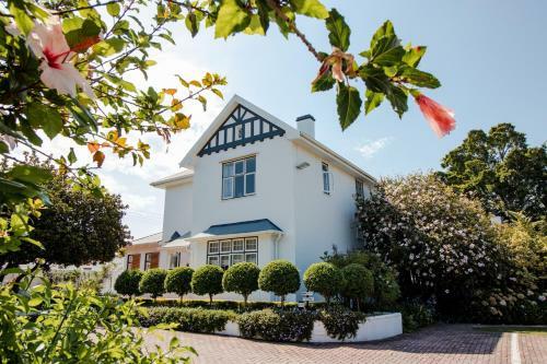 Hostal Whispering Oaks Guest House