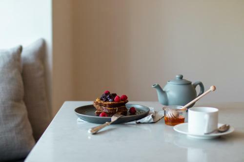 Hostal Whispering Oaks Guest House