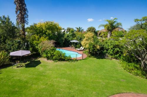 Hostal Whispering Oaks Guest House
