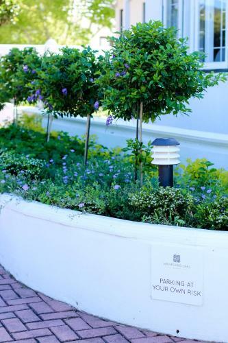 Hostal Whispering Oaks Guest House