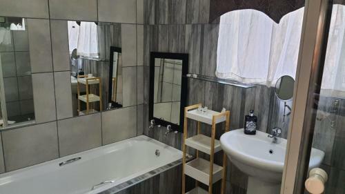 Hostal Gemstone Guest House
