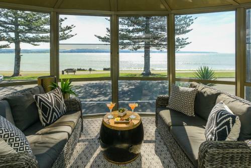 Napier Sea Views - Ahuriri Holiday House