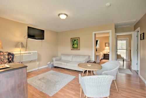 Apartamento Guntersville Hideaway With Deck, Rocking Chairs