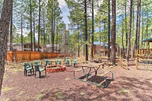 Pinetop Cabin With Deck, Private Loft, Fire Pit