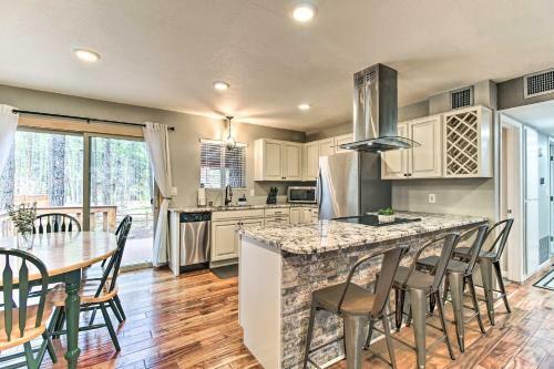 Pinetop Cabin With Deck, Private Loft, Fire Pit