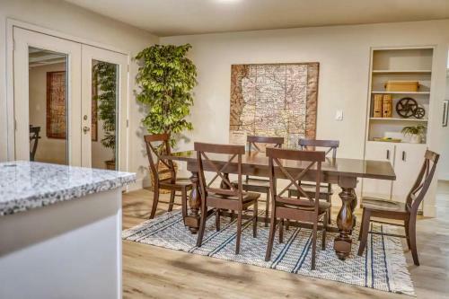 Cozy Modern And Newly Remodeled Mesa Home Pet Friendly Home