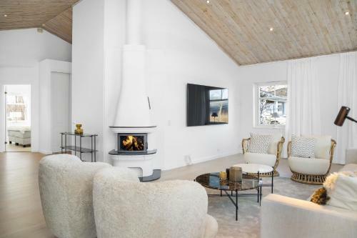 Luxury Three-bedroom Modern Family Home In B�stad