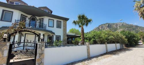 Immaculate 4-bed Villa With Large Garden And Pool