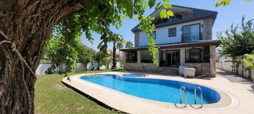 Immaculate 4-bed Villa With Large Garden And Pool