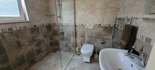 Immaculate 4-bed Villa With Large Garden And Pool