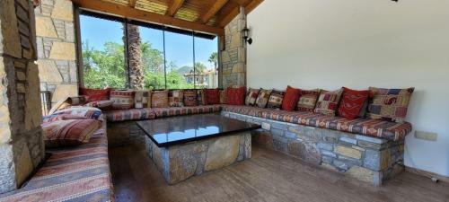 Immaculate 4-bed Villa With Large Garden And Pool