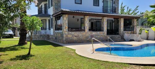Immaculate 4-bed Villa With Large Garden And Pool