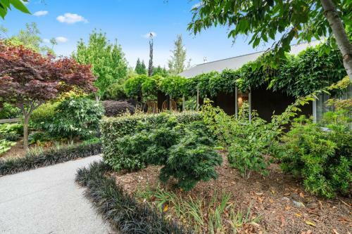 Eely Point Oasis - Wanaka Holiday Home