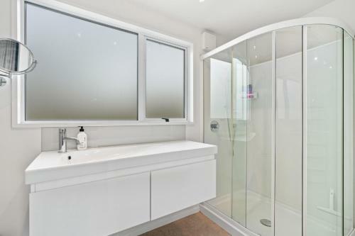 Eely Point Oasis - Wanaka Holiday Home