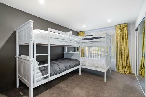 Eely Point Oasis - Wanaka Holiday Home