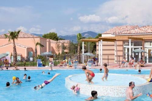 Apartment With Garden And Pool In Aubignan