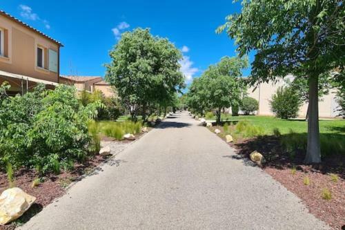 Apartment With Garden And Pool In Aubignan