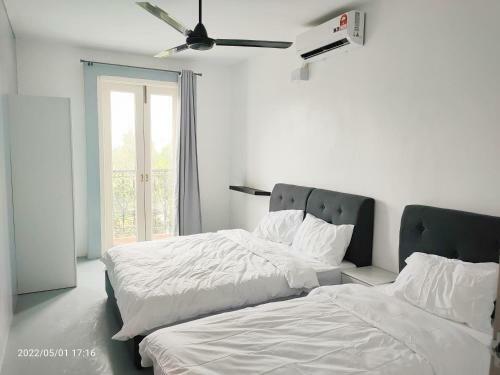83 Riviera Village Homestay