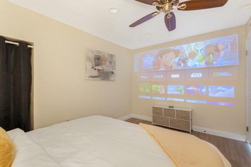 King Bed Projector Room Near Disneyland