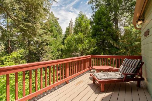 Fun Mid-century Home With Views Walk To Village