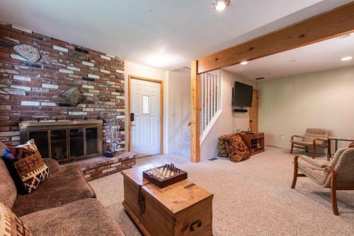 Fun Mid-century Home With Views Walk To Village