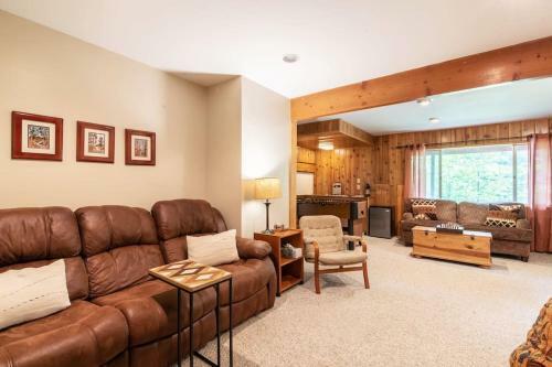 Fun Mid-century Home With Views Walk To Village