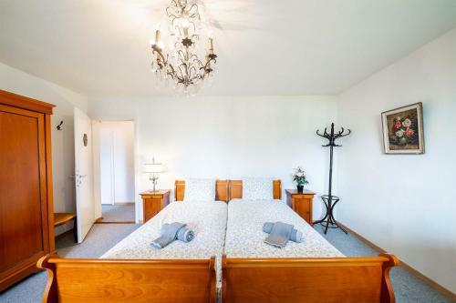 Hostal Ground Floor Rooms With Stunning Lake View & Garden Access