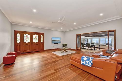 Carey Bay 180 Degree Water Views And Wifi