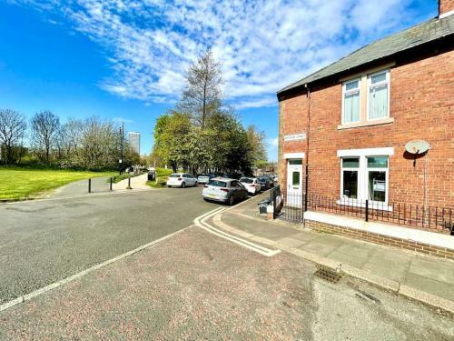 Huge Serviced Apartment With Free Parking