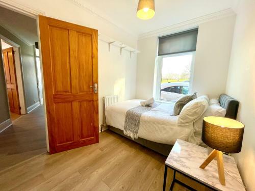 Huge Serviced Apartment With Free Parking