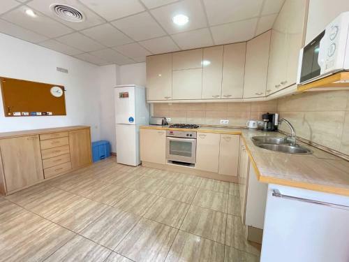 3 Bedrooms, Sleeps 6, In Quiet Area Close To Beach
