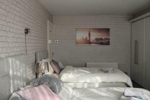 Beautiful 3 Bedroom House With Parking