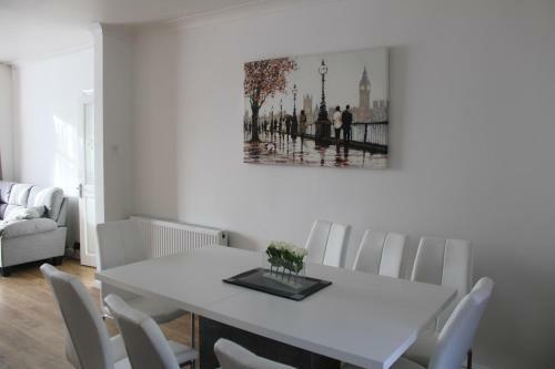 Beautiful 3 Bedroom House With Parking
