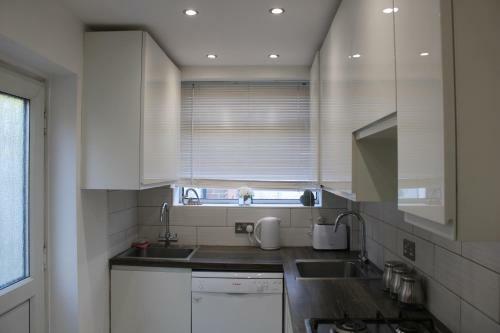 Beautiful 3 Bedroom House With Parking