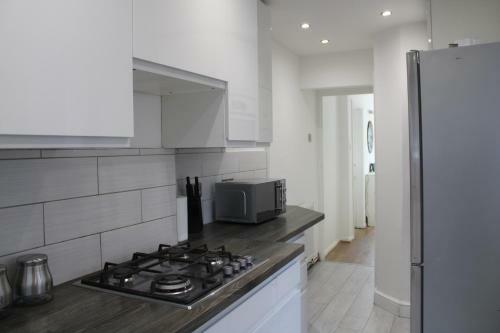 Beautiful 3 Bedroom House With Parking