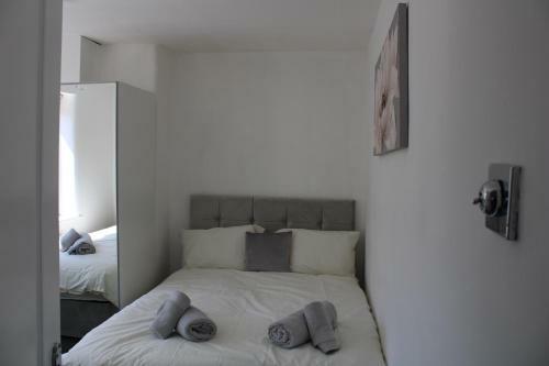 Beautiful 3 Bedroom House With Parking