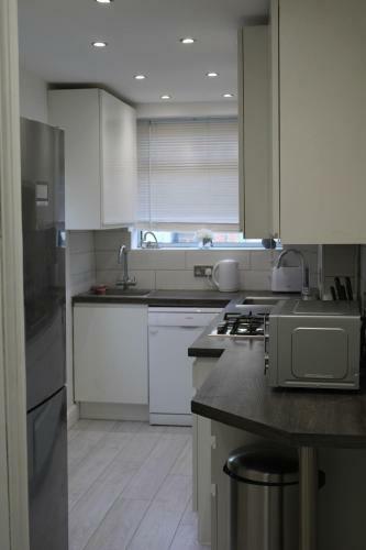 Beautiful 3 Bedroom House With Parking