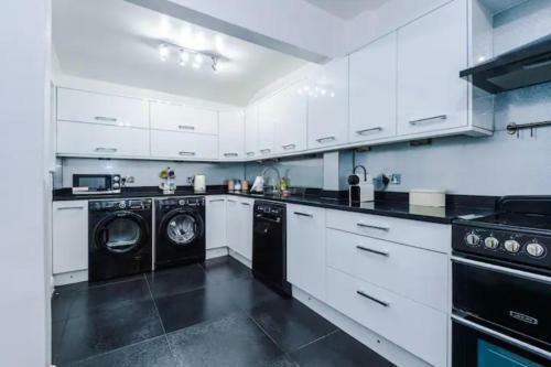 The Seedley 4 Bedroom House - Salford Manchester