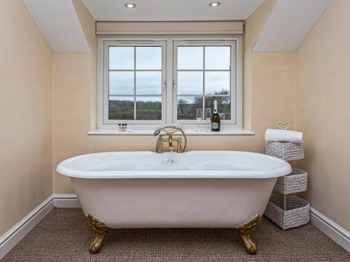 Pass The Keys Spacious Historic Cottage Minutes From Coast