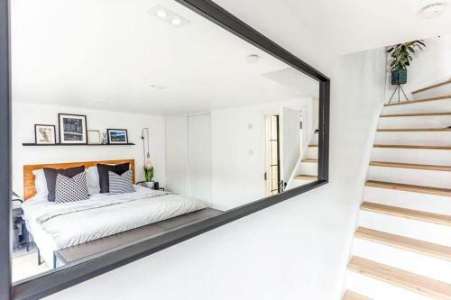 Modern Coach House On Quiet Street