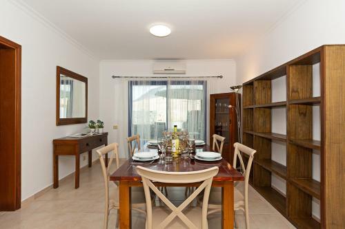 Villa 3br Home - Private Heated Pool - Parking